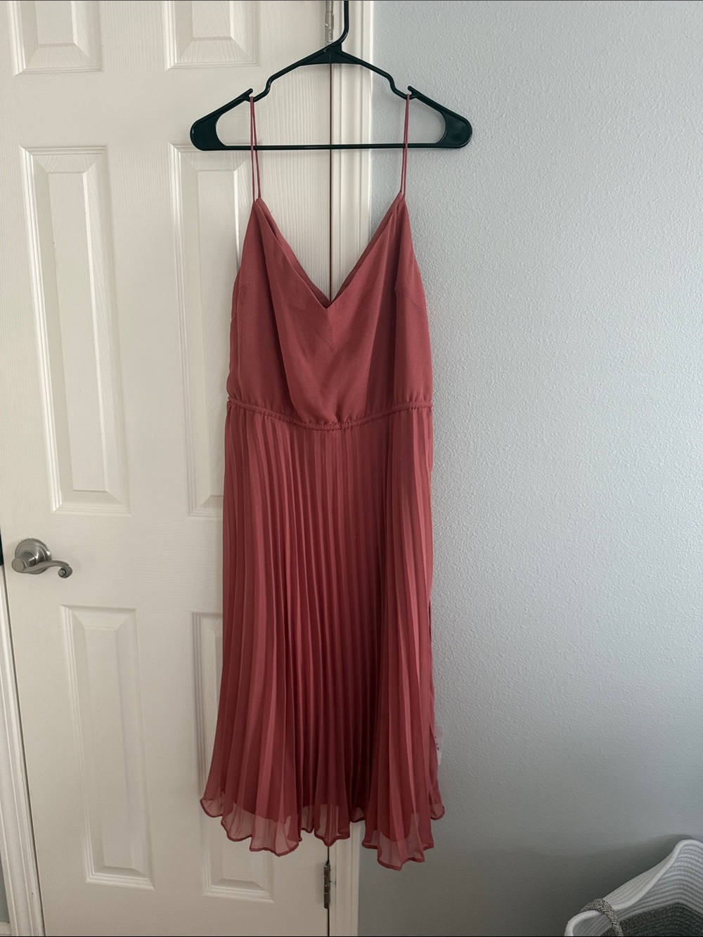 Sleeveless V-Neck Pleated Midi Dress in Dusty Rose